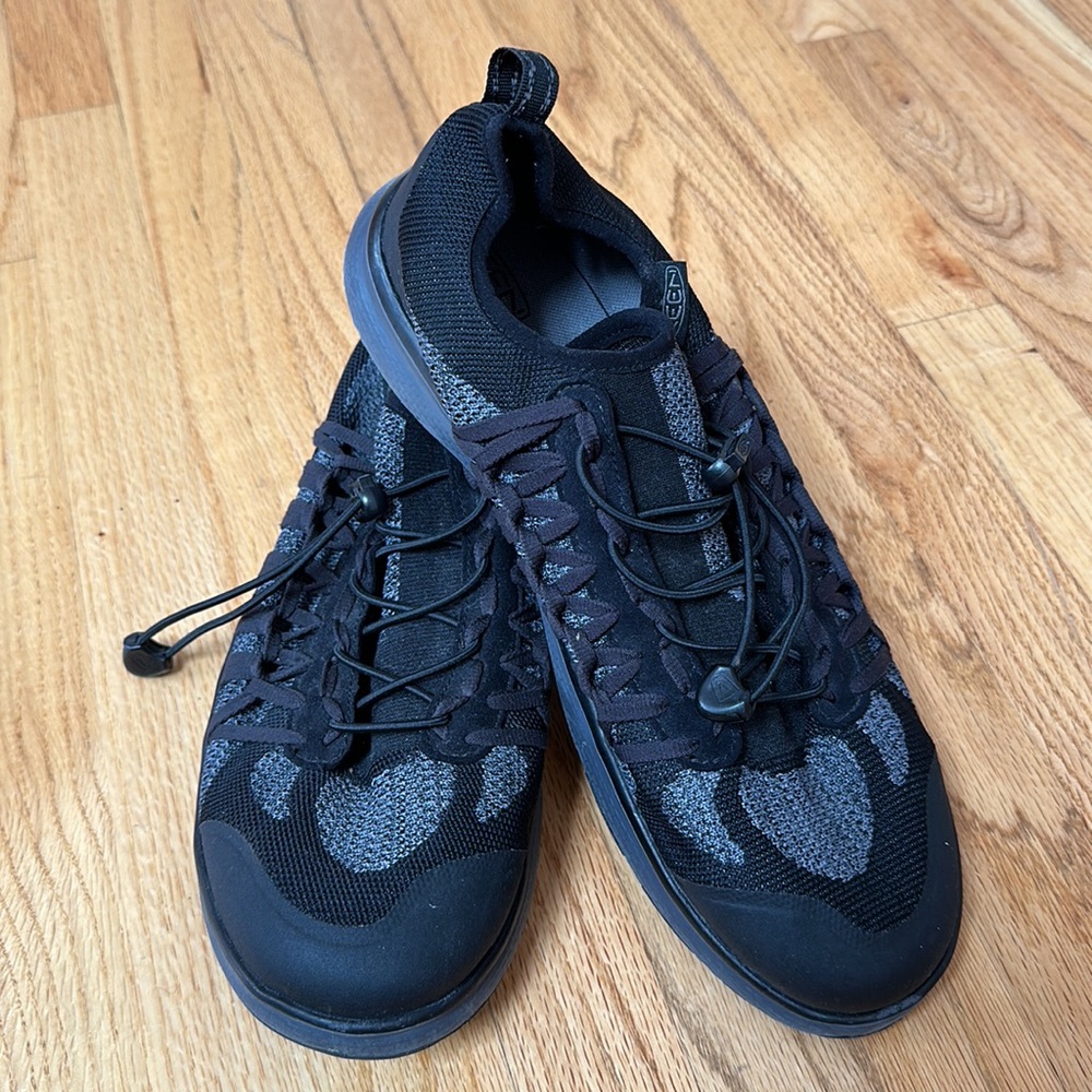 Keen black and grey